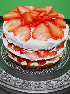 Una foto de Tarta de nata y fresas estilo Naked cake