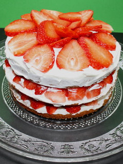 Una foto de Tarta de nata y fresas estilo Naked cake