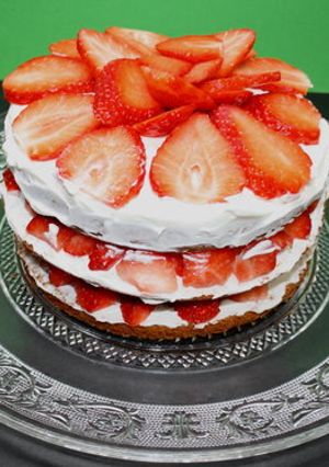 Foto principal de Tarta de nata y fresas estilo Naked cake