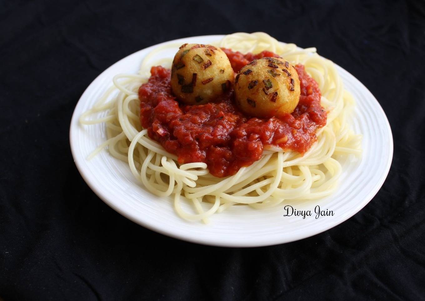 Spaghetti in Bolognese Sauce with Golden Paneer Balls