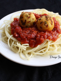 A picture of Spaghetti in Bolognese Sauce with Golden Paneer Balls.