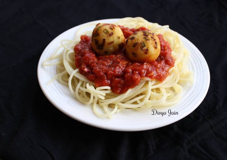 Spaghetti in Bolognese Sauce with Golden Paneer Balls