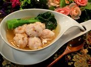 一張魚丸湯湯底的照片