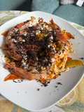 Gambones al ajillo con huevo, trufa y patatas