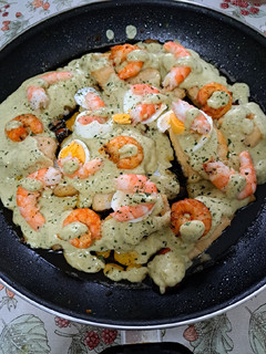 Una foto de Bacalao con salsa de calabacín y langostinos con 2 texturas