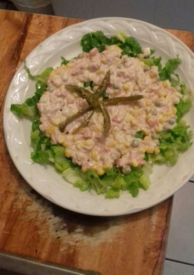 Una foto de Ensalada de atún, en cama de lechuga