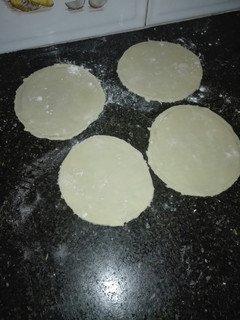 Una foto de Discos de empanadas para horno, con masa criolla casera!!
