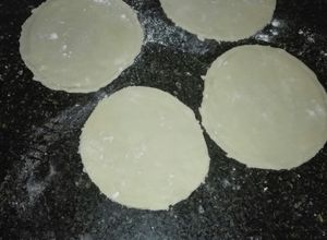 Una foto de Discos de empanadas para horno, con masa criolla casera!!