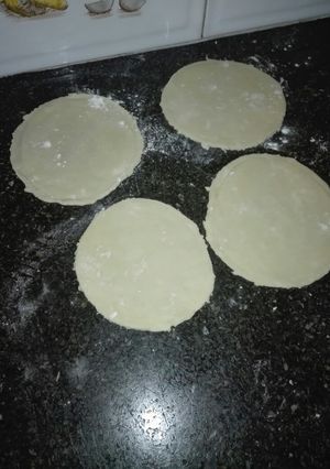 Una foto de Discos de empanadas para horno, con masa criolla casera!!