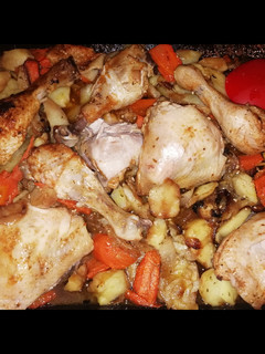 Una foto de Contramuslos de pollo al horno con verduras