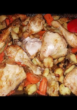 Una foto de Contramuslos de pollo al horno con verduras