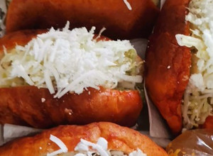 Una foto de 🇲🇽 Pambazo🇲🇽 de mole verde con pollo