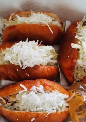 Una foto de 🇲🇽 Pambazo🇲🇽 de mole verde con pollo