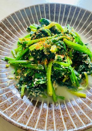 A picture of Garlicky Spinach with Eggs (Microwave).