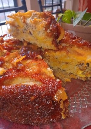 Una foto de Torta invertida de manzana y nuez