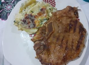 Una foto de Cerdo a la plancha con papas chorreadas