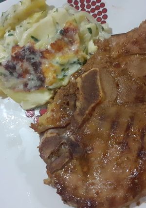 Una foto de Cerdo a la plancha con papas chorreadas