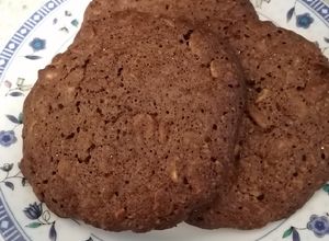 Una foto de Cookies de chocolate, copos de maíz y maní