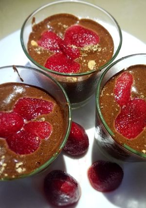 Una foto de Mousse de chocolate con fresa