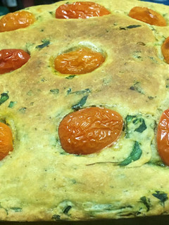 Una foto de Focaccia de tomates (con espinaca)