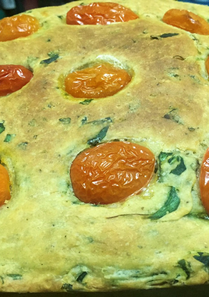 Una foto de Focaccia de tomates (con espinaca)