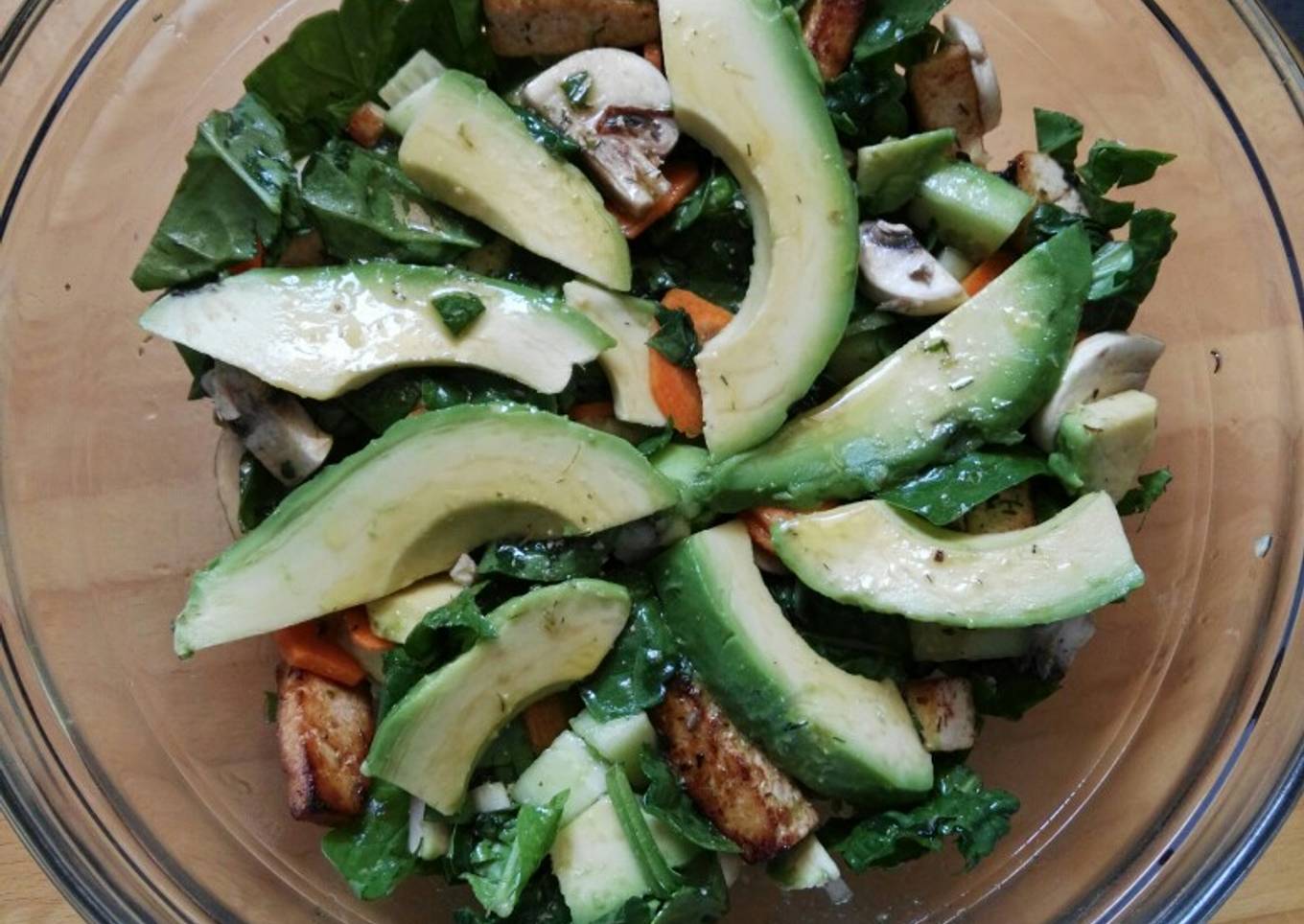 Ensalada de vegetales, aguacate y tofu marinado