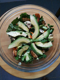 Una foto de Ensalada de vegetales, aguacate y tofu marinado