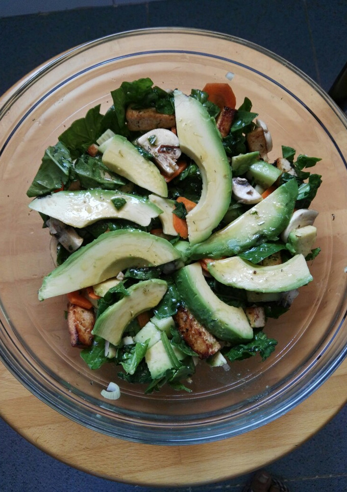 Una foto de Ensalada de vegetales, aguacate y tofu marinado