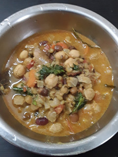 கறிக்குழம்பு சுவையில் பொரிச்ச குழும்பு (karikulambu suvaiyil poricha kulambu recipe in tamil) செய்முறை முக்கிய புகைப்படம்
