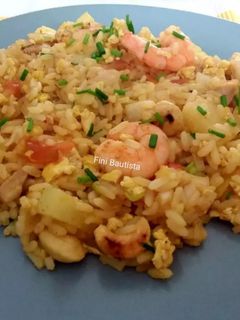Una foto de Arroz frito con pollo al curry