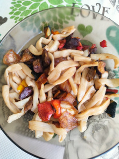 Una foto de Macarrones konjac con verduras y soja