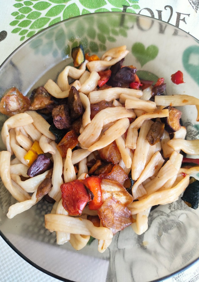 Una foto de Macarrones konjac con verduras y soja