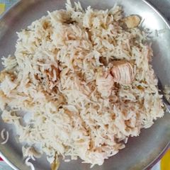 A picture of Chicken yakhni pulao.
