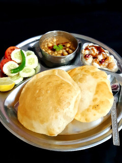 छोले भटूरे (Chole bhature recipe in hindi) रेसिपी मुख्य फोटो