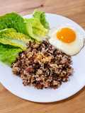 ข้าวผัดกะเพราคลุกเนื้อสับไข่ดาว