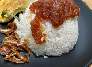 Gambar Nasi Lemak Sambal Bilis + Telur Dadar