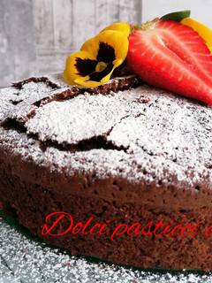 Foto di Torta fondente fragole e cioccolato