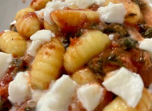Foto di Gnocchi al pomodoro con spinaci e mozzarella 🥔🥬🥫🐮