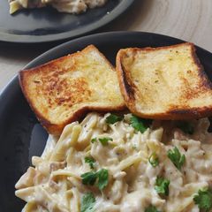 A picture of Chicken Alfredo Penne Pasta.