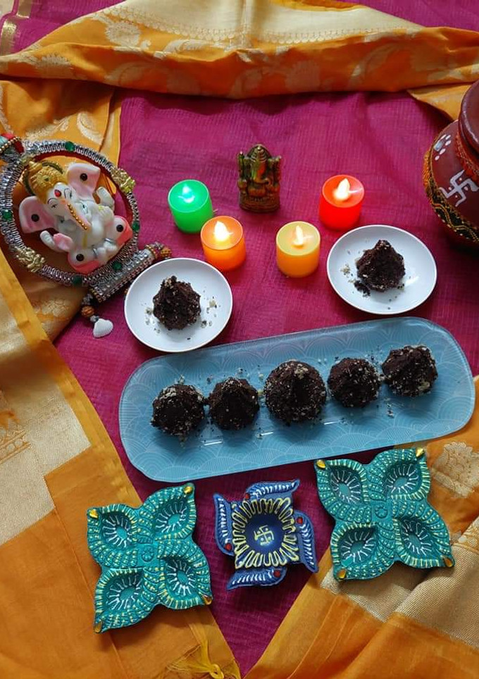 चॉकलेट वालनट मोदक(chocolate walnut modak recipe in hindi) रेसिपी मुख्य फोटो