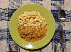 Una foto de Goulash con späetzle