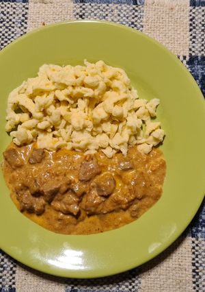 Una foto de Goulash con späetzle