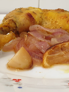 Una foto de Muslos de pollo al limón al horno