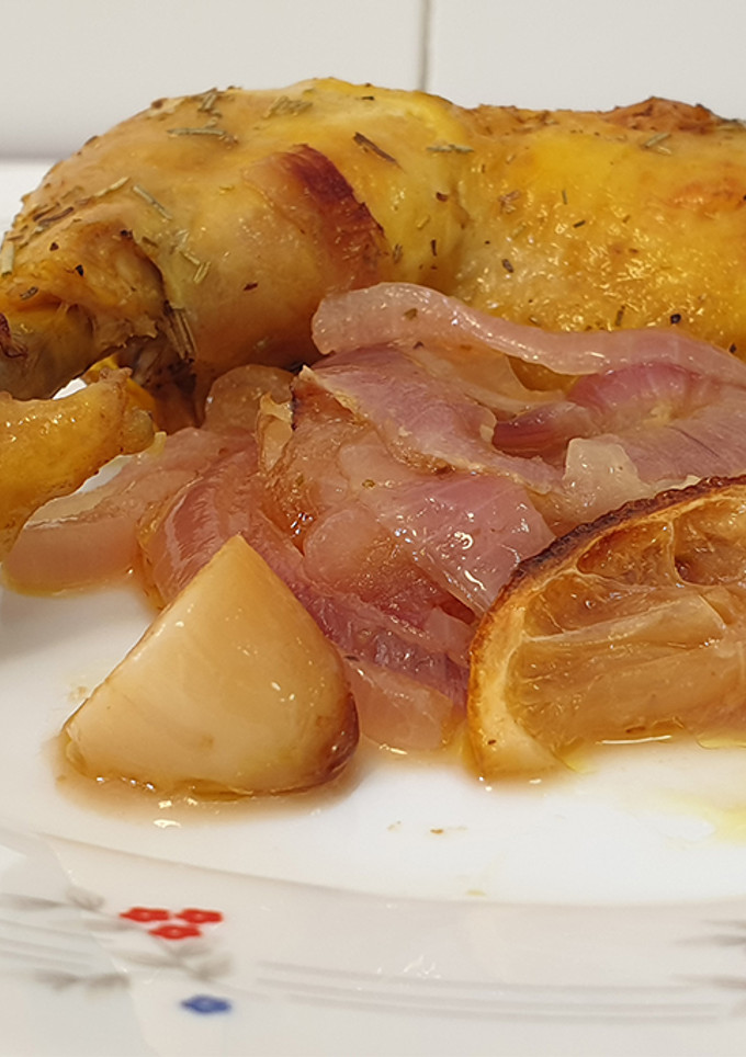 Una foto de Muslos de pollo al limón al horno