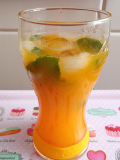 Una foto de Refrescante zumo de naranja y hierbabuena