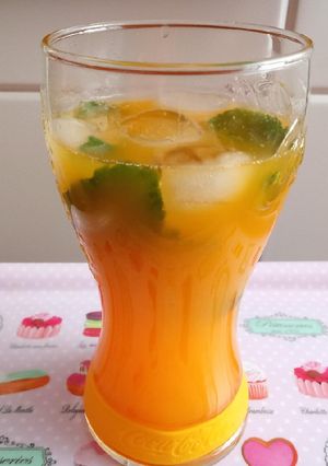 Foto principal de Refrescante zumo de naranja y hierbabuena