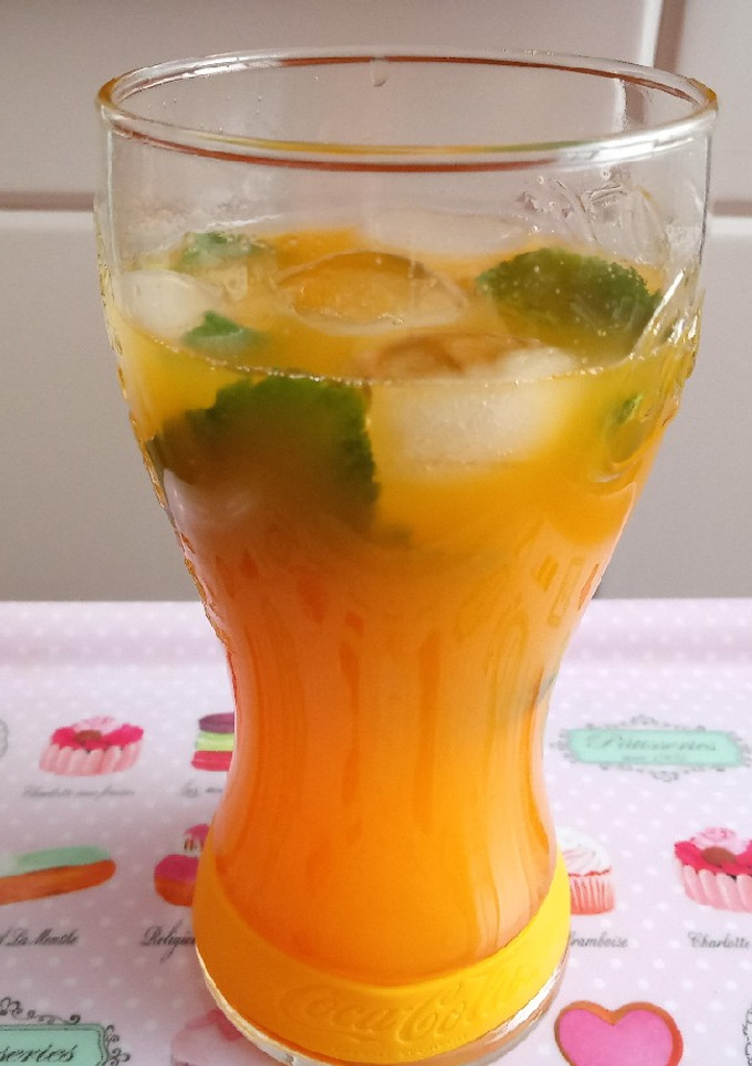 Una foto de Refrescante zumo de naranja y hierbabuena