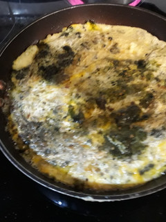 Una foto de Tortilla de berenjena con queso fresco y clorofila