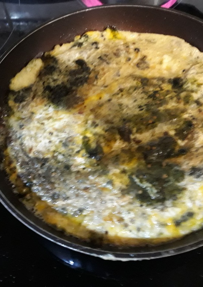 Una foto de Tortilla de berenjena con queso fresco y clorofila