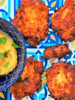 Una foto de Latkes de boniato y patata con salsa de manzana y menta